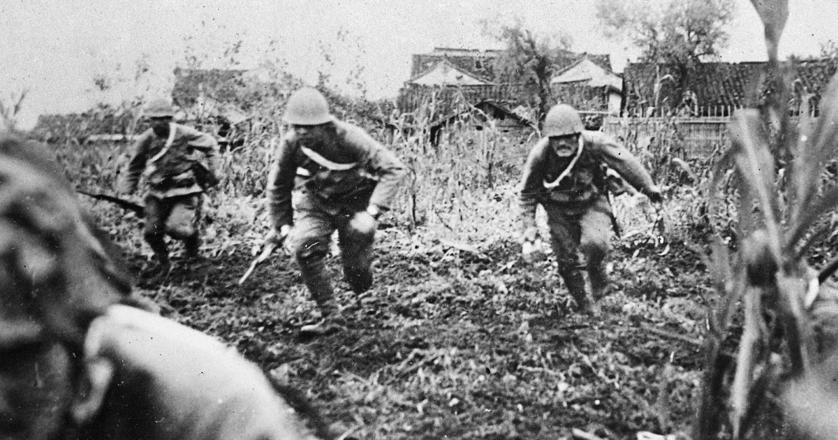 戦争特派員が捉えた「日本軍の偽装工作」…中国の日常着に着替える瞬間