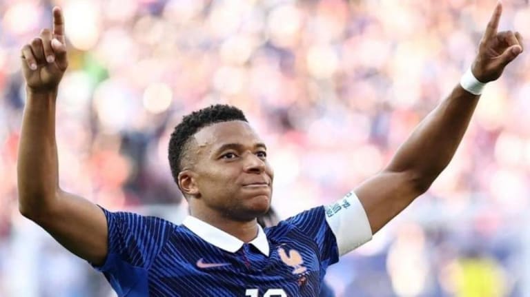 França vence na estreia de Zidane com gol de Mbappé, que sai lesionado