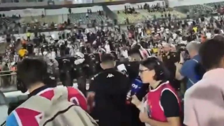 Henrique Dourado discute com torcedor após ser atingido por garrafa no Brasileirão Série C