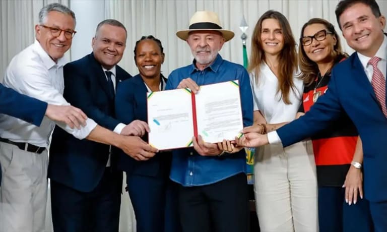 Lula sanciona lei que estabelece diretrizes para o desenvolvimento do futebol feminino no Brasil