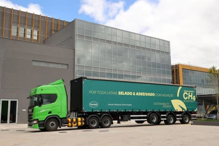 Henkel avança na descarbonização da frota logística com três carretas de biometano totalizando 75 toneladas de capacidade