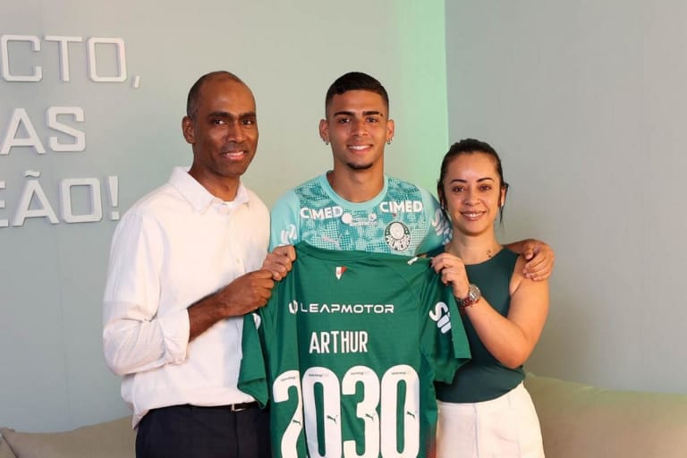 Palmeiras estende contrato do lateral Arthur até 2030 após ascensão no elenco principal