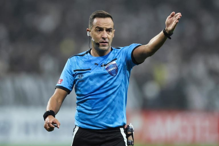 Conmebol escala árbitros para semifinais da Libertadores; veja quem apita