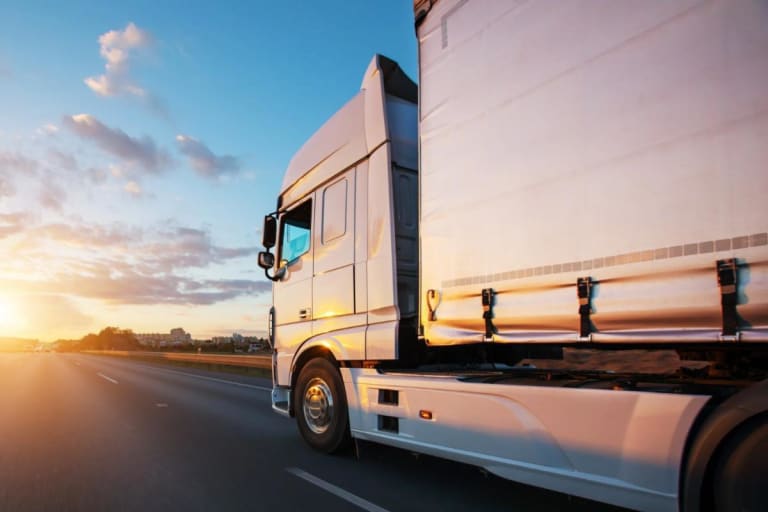 Elétrico ou GNV? Como transportadoras enxergam a descarbonização no transporte rodoviário de cargas