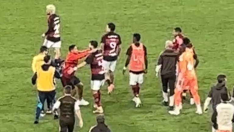 Danilo entra no gramado do Maracanã e celebra vitória do Flamengo sobre Atlético-MG