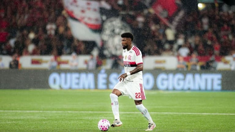 Emerson Royal destaca força coletiva do Flamengo após goleada sobre Vasco
