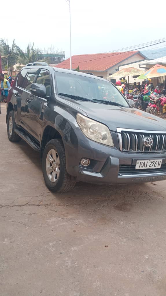Listing photograph 1 of 2 — TOYOTA LAND CRUISER TXL2012