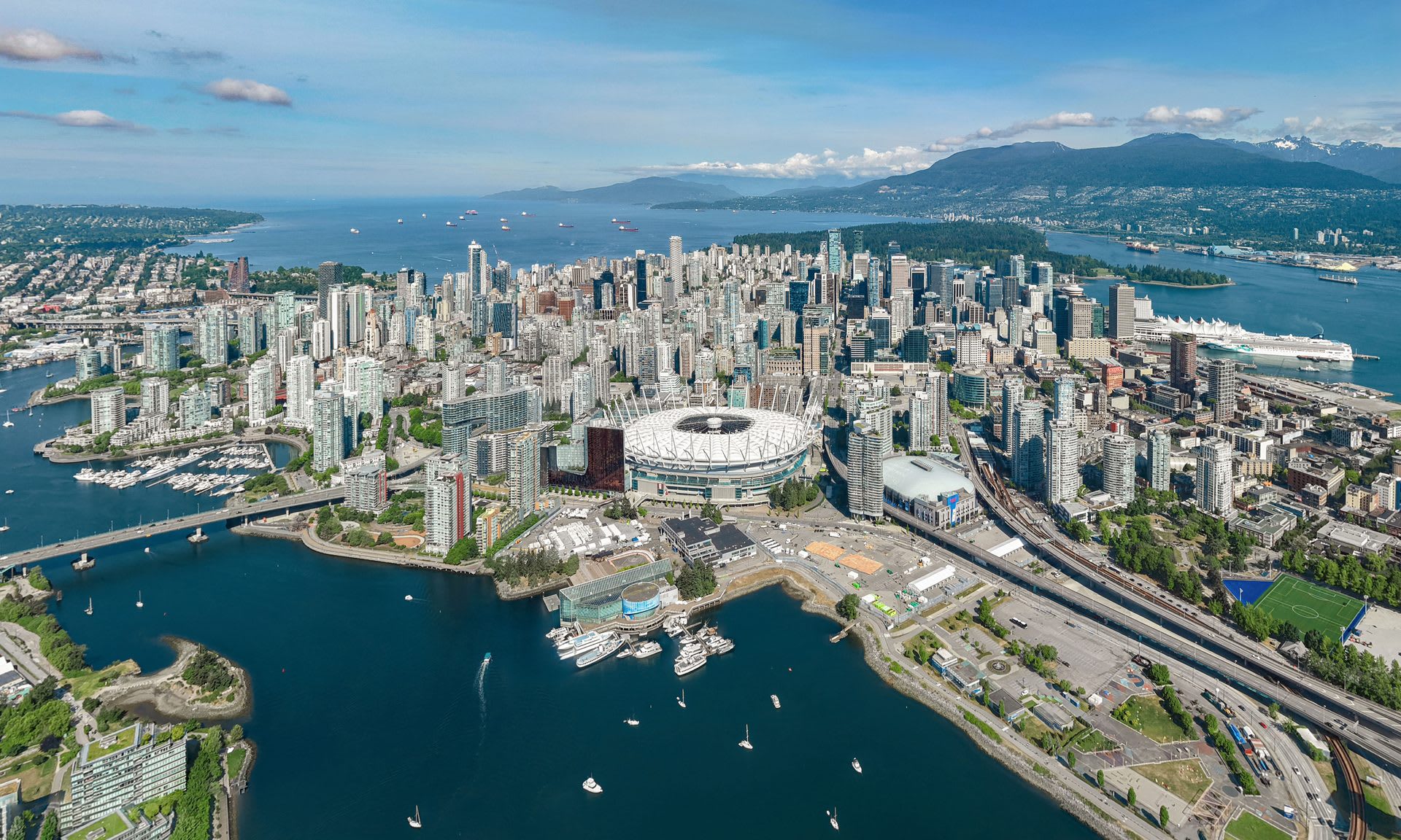 Vancouver Travel Guide: Seawall, Mountains, & Neighborhoods