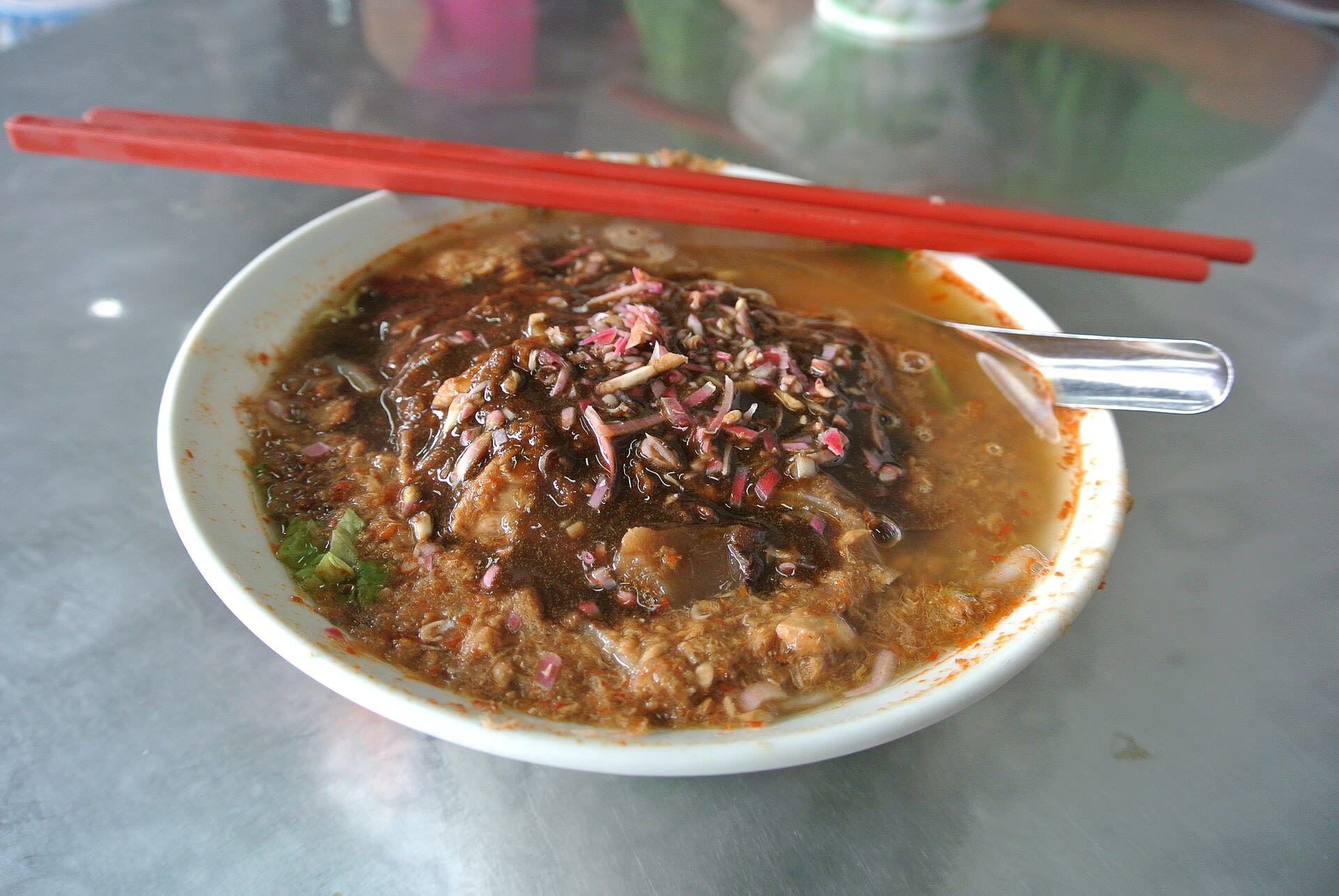 Bowl of Assam laksa with fish and noodles from a Penang hawker
