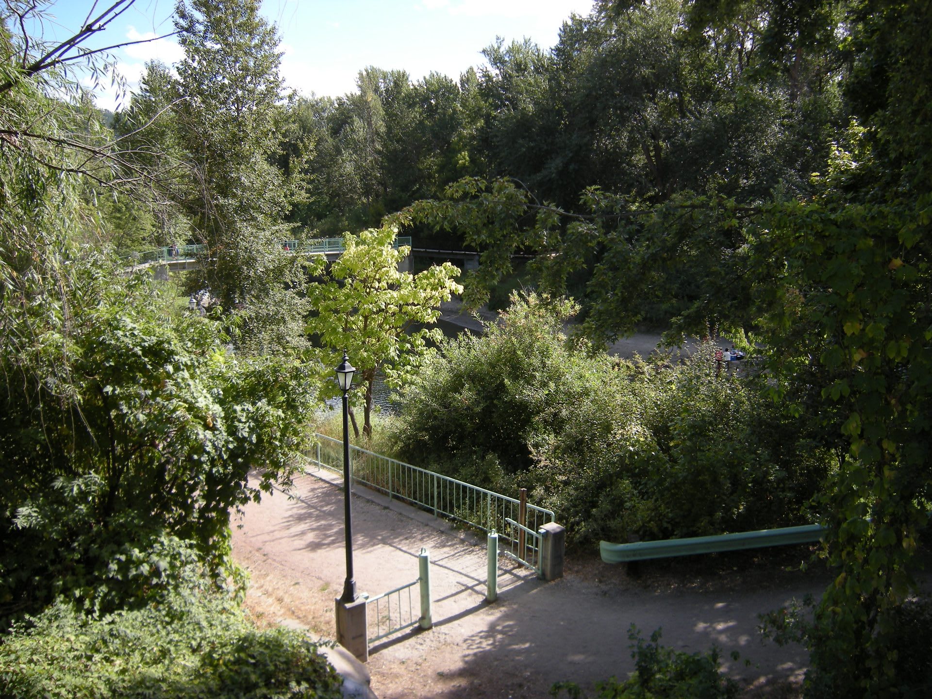 Pedestrian footbridge over the Wenatchee River linking Waterfront Park to Blackbird Island