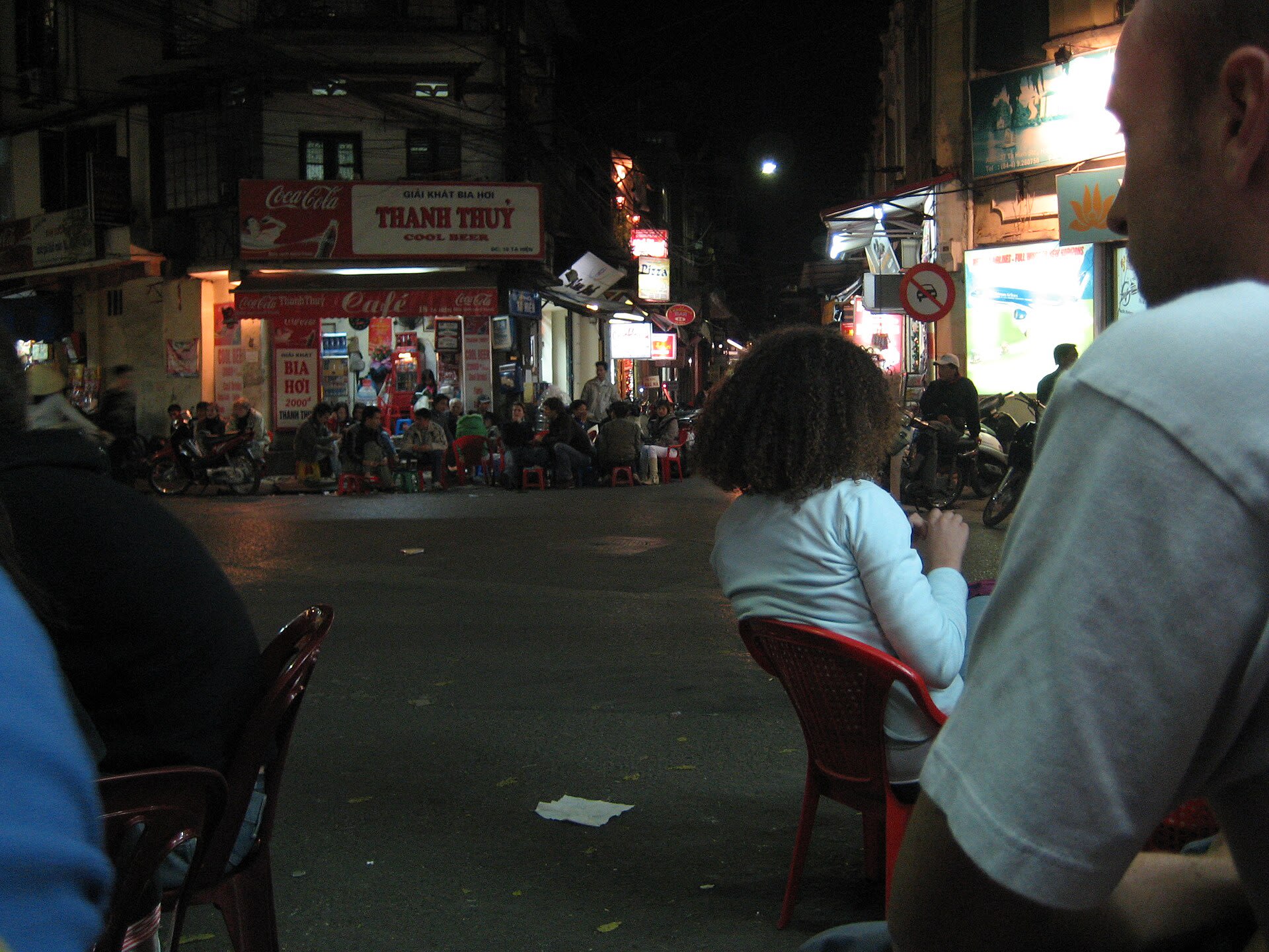 Street-side bia hoi outlet pouring fresh beer in Hanoi