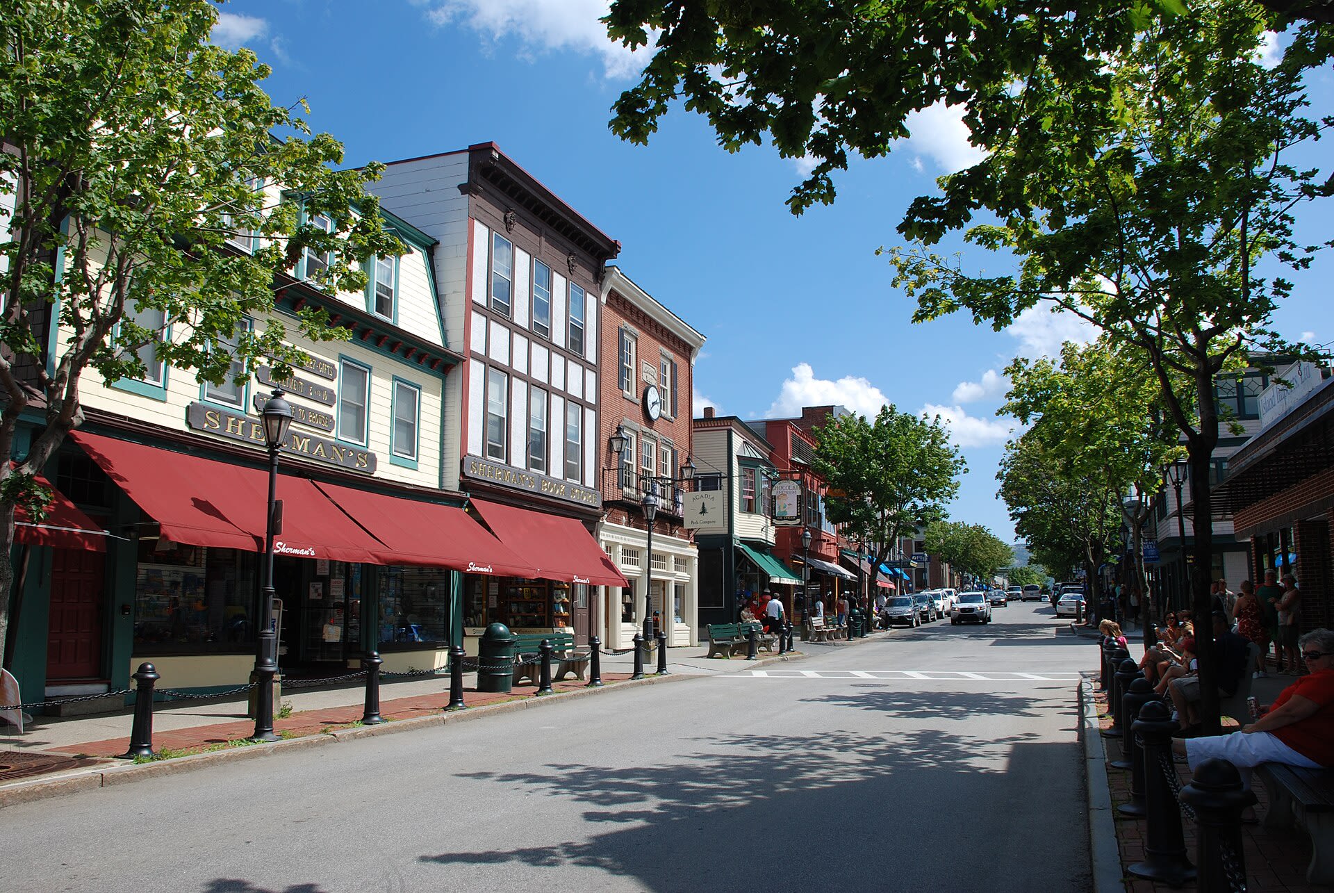 Main Street in downtown Bar Harbor, Maine lined with shops and buildings