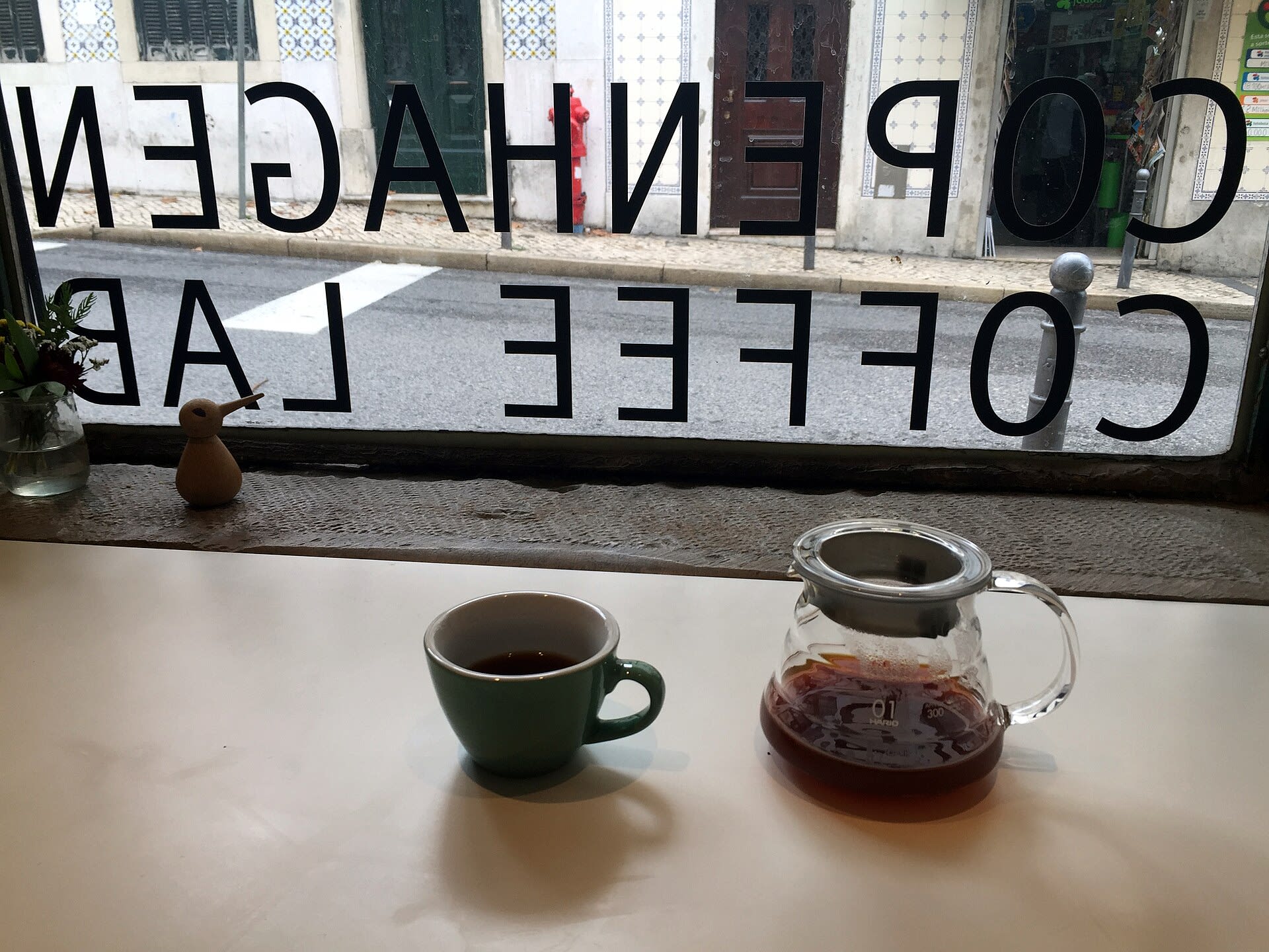 Barista brewing specialty coffee with an aeropress at a Lisbon coffee shop