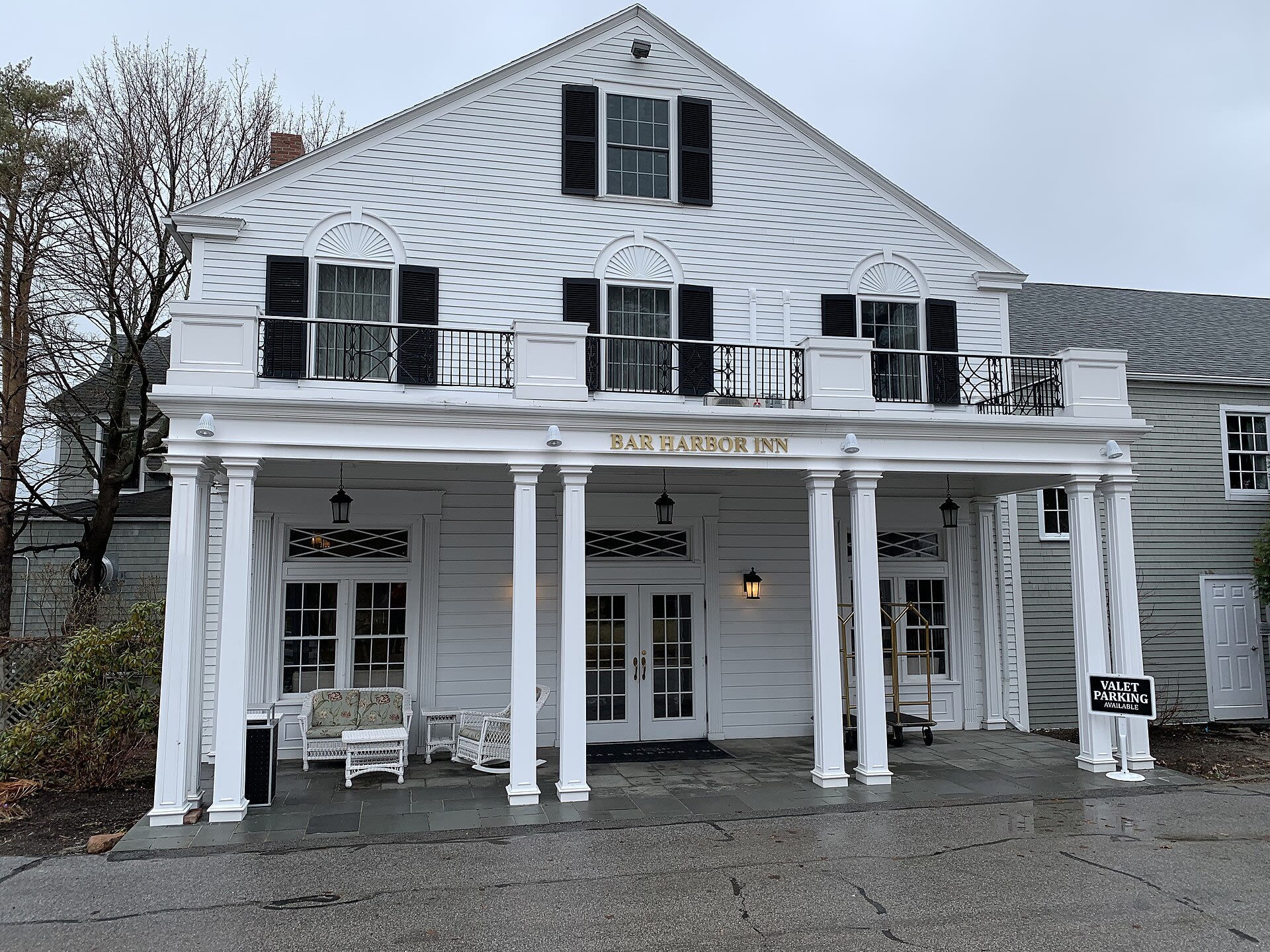 Bar Harbor Inn resort building with lawn facing the water