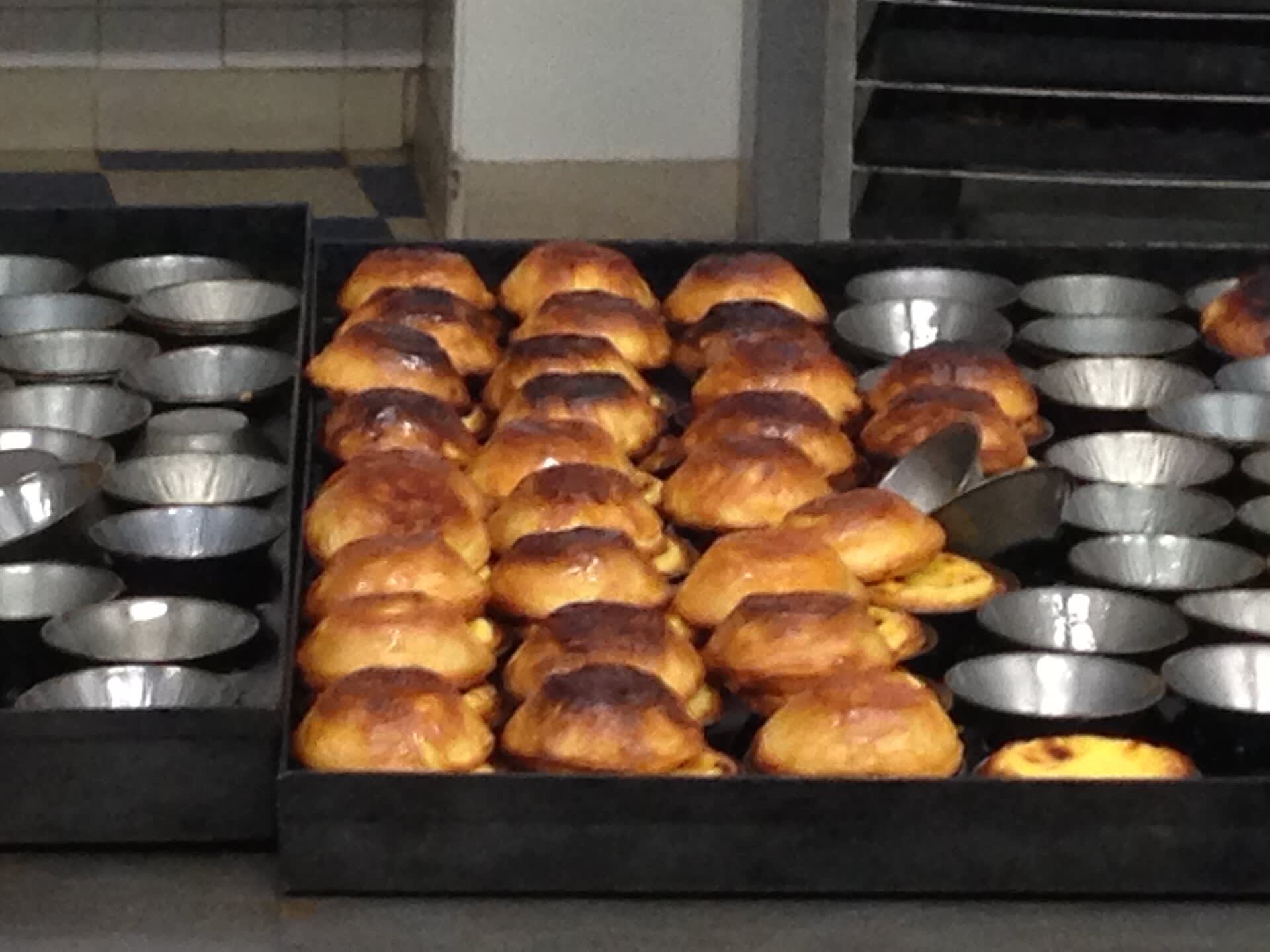 Freshly baked pastéis de nata custard tarts from Pastéis de Belém