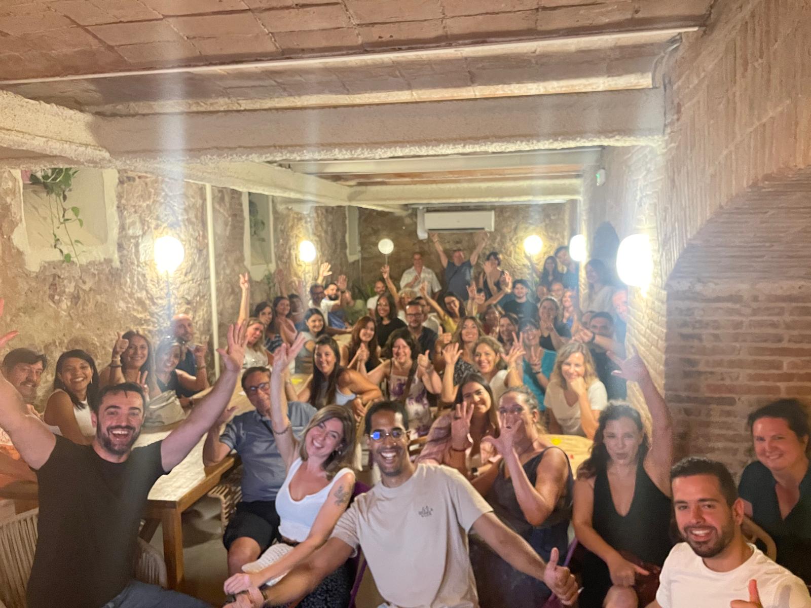 Grupo de asistentes en un encuentro de Modo Social en Barcelona