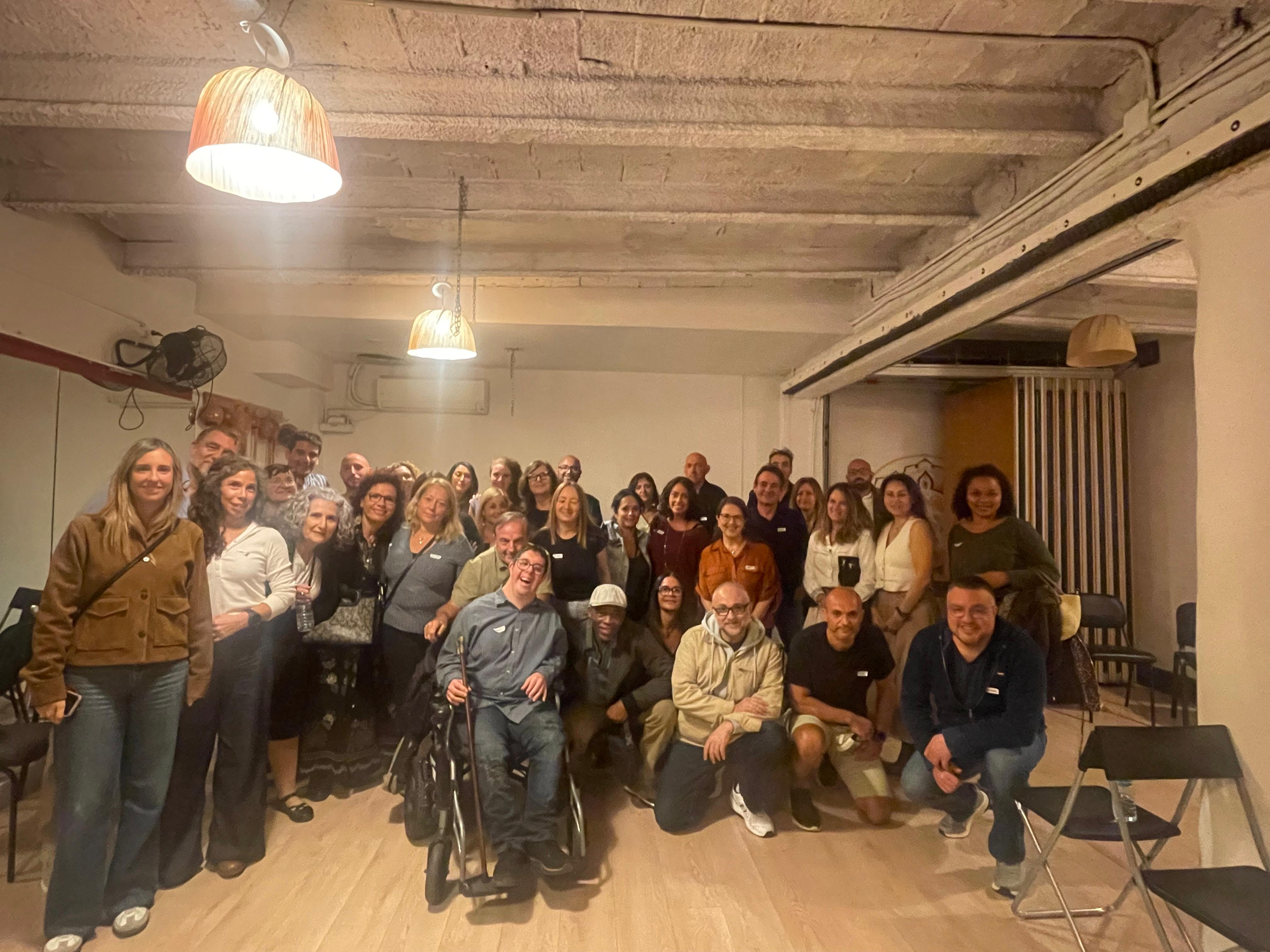 Asistentes disfrutando juntos de un encuentro social en Barcelona