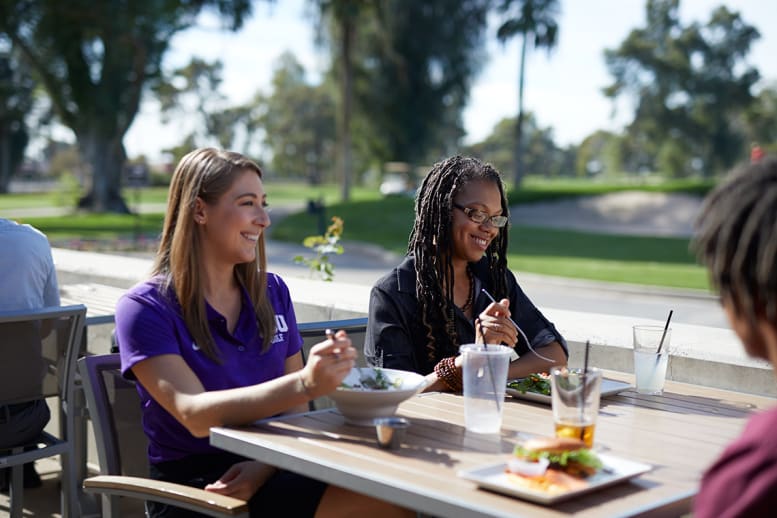 golfers eating lunch