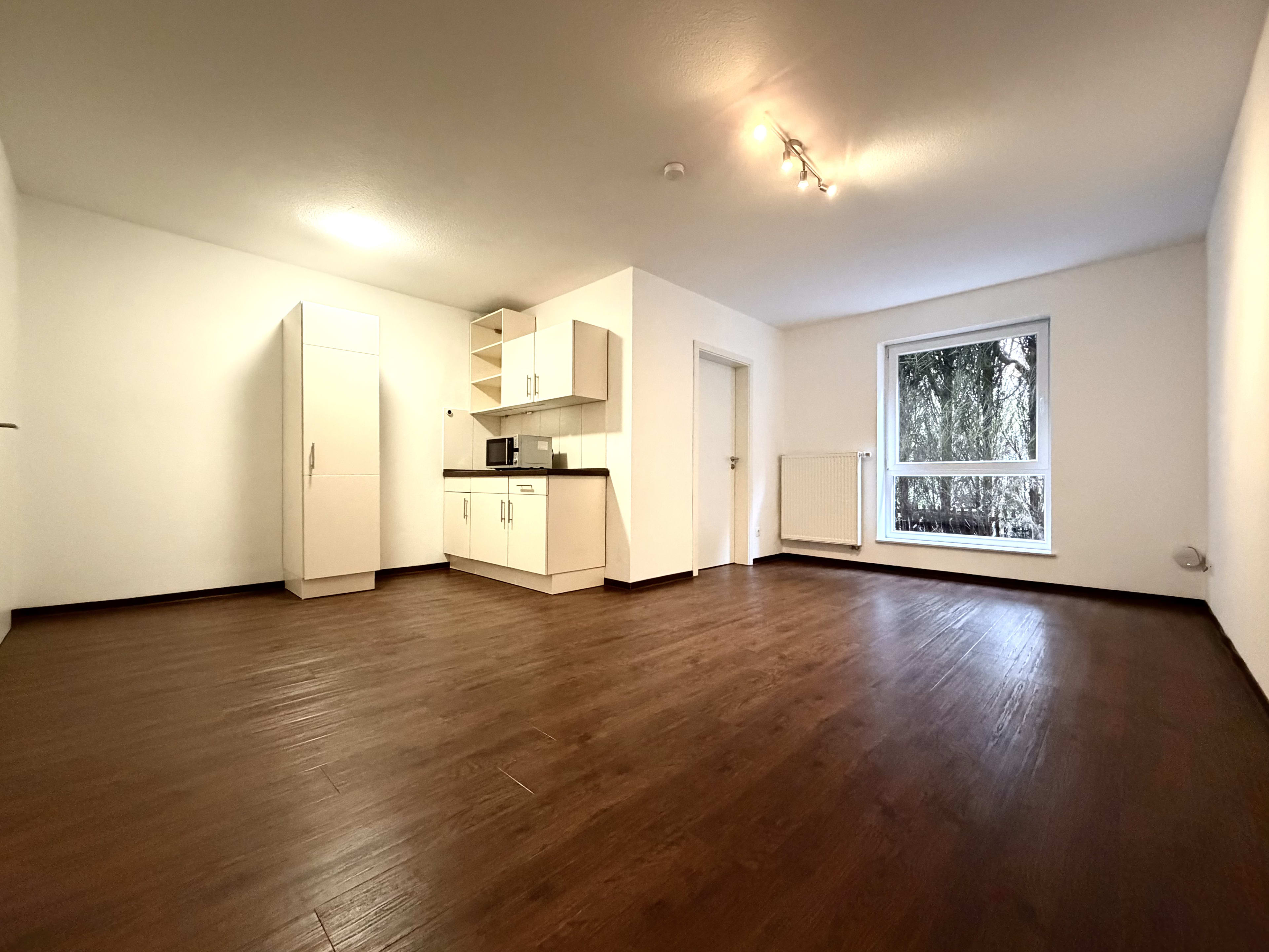 Charmante 1-Zimmer-Erdgeschosswohnung mit eigenem Badezimmer, Stellplatz und Gemeinschaftsgarten.