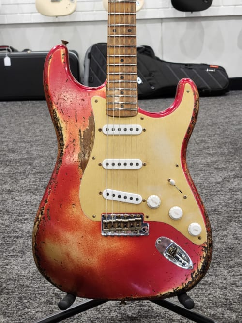Custom Shop Limited Edition 54 Super Heavy Relic Stratocaster Electric Guitar Maple Fingerboard Aged Candy Apple Red over 2 Tone Sunburst