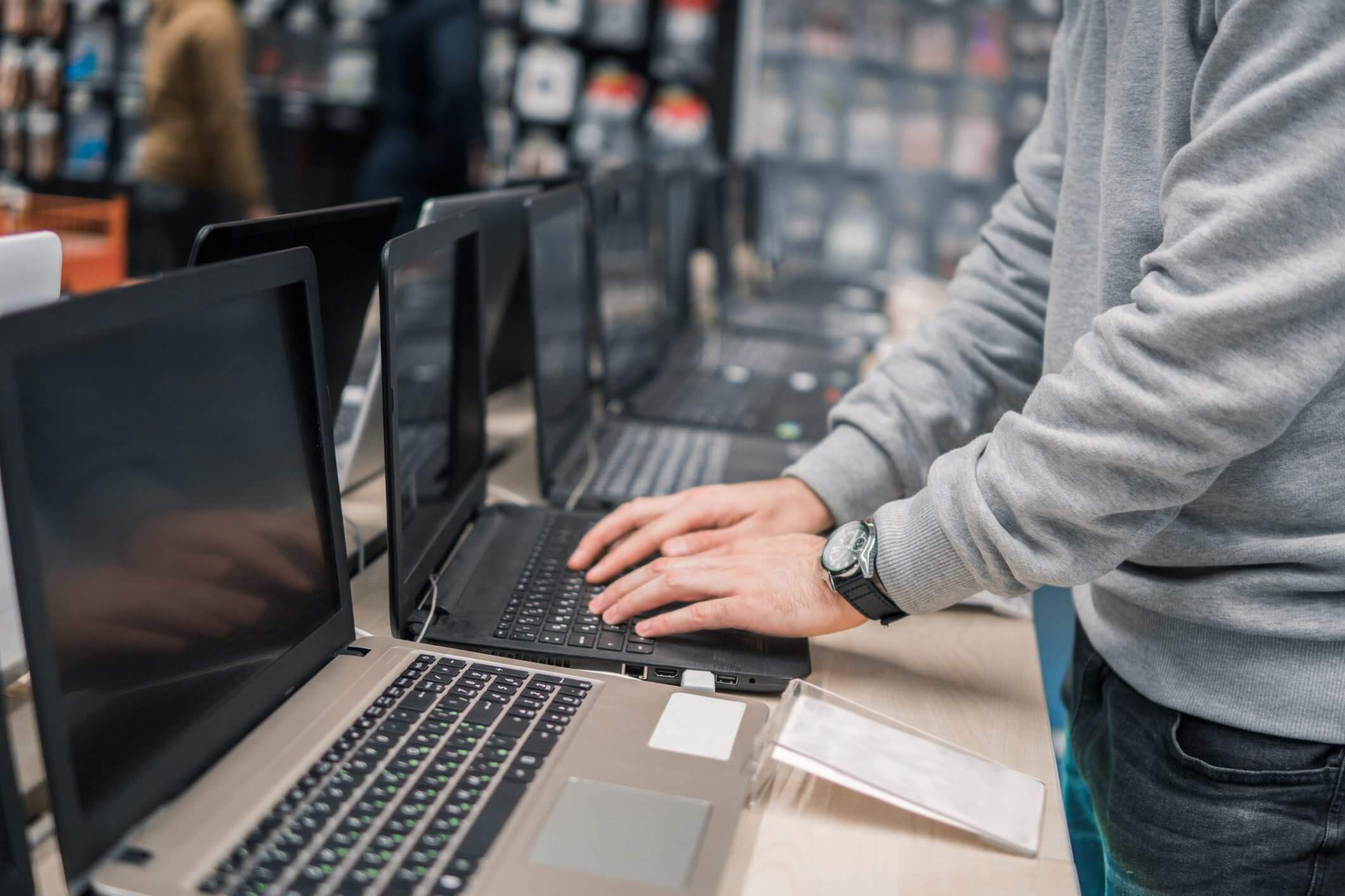 Buying a computer. Noutbuk in the Store. Laptop Bye USA. Purchase of Laptops in any condition. The Computer is (he.