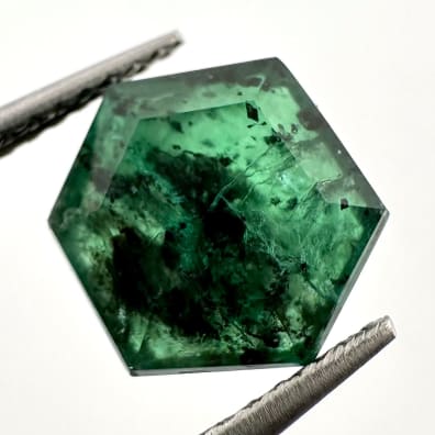 Emerald hexagonal, 9 x 8 x 3 mm, 2.39 ct