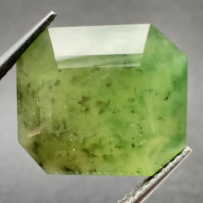 Hydrogrossularer Granat Gelblich gr&uuml;n, achteckig, Pakistan, 15 x 13 x 9 mm, 16,45 ct