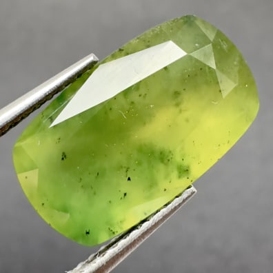 Hydrogrossularer Granat Gelblich gr&uuml;n, Kissen, Pakistan, 15 x 9 x 6 mm, 6,89 ct
