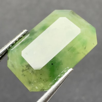 Hydrogrossularer Granat Gelblich gr&uuml;n, achteckig, Pakistan, 16 x 10 x 7 mm, 12,47 ct