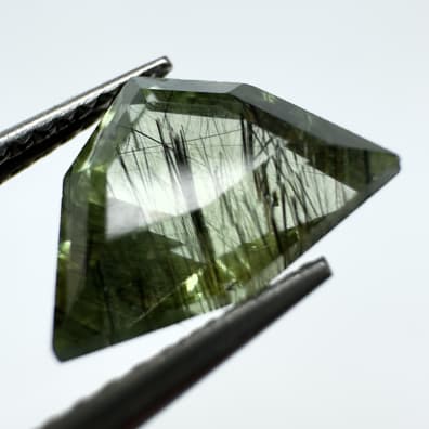 Peridot  Gr&uuml;n mit schwarzem Rutil, Dreieck Fantasy, Pakistan, 11 x 8 x 6 mm, 3,25 ct
