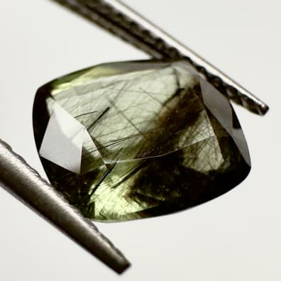 Peridot  Gr&uuml;n mit schwarzem Rutil, Kissen, Pakistan, 9 x 8 x 4 mm, 2,77 ct