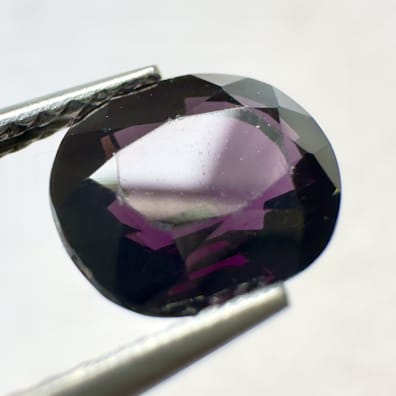 Spinelle violet, ovale, Madagascar, 7 x 6 x 4 mm, 1.97 ct, VS