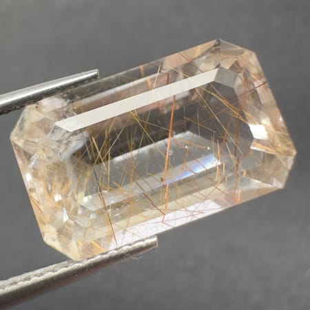 Quartz avec inclusions rutile rouge et or, octogonal, Pakistan, 15 x 9 x 8 mm, 9,47 ct