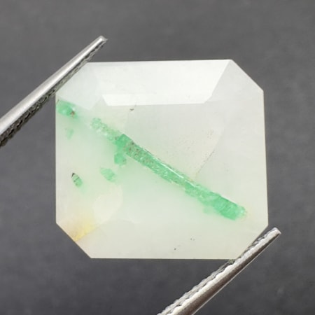 Quartz avec inclusions blanc avec &eacute;meraude sur et &agrave; l'int&eacute;rieur, octogonal, Pakistan, 15 x 14 x 5 mm, 9.91 ct