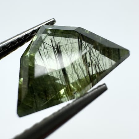 P&eacute;ridot  Rutile vert et noir, Triangle fantaisie, Pakistan, 11 x 8 x 6 mm, 3.25 ct