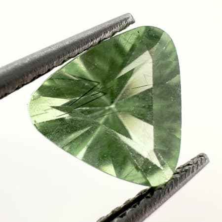 P&eacute;ridot  Rutile vert et noir, Triangle, Pakistan, 8 x 7 x 5 mm, 1.74 ct