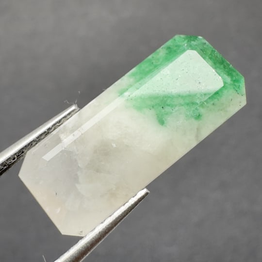 Quartz avec inclusions blanc avec &eacute;meraude sur et &agrave; l'int&eacute;rieur, octogonal, Pakistan, 18 x 7 x 6 mm, 7.88 ct