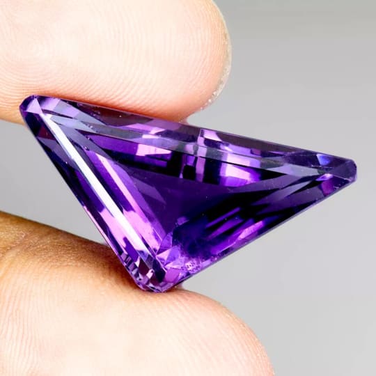 Am&eacute;thyste triangle fantaisie, 28 x 14 x 11 mm, 19.91 ct