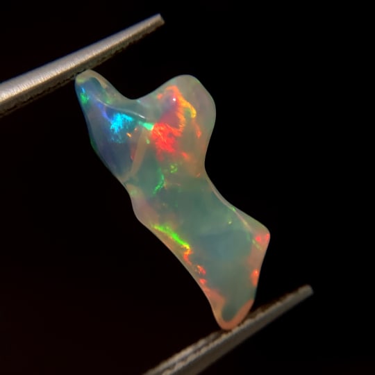 Opale &eacute;thiopienne Blanc, naturel, p&eacute;pite de forme libre, 2.24 ct