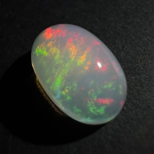 Opale &eacute;thiopienne jeu de couleurs, cabochon ovale, 10 x 7 x 4 mm, 1,87 ct