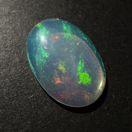 Opale &eacute;thiopienne Jeu de couleurs, Cabochon ovale, 12 x 8 x 2 mm, 1,49 ct