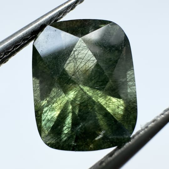 P&eacute;ridot  Vert avec Rutile Noir, Coussin, Pakistan, 9 x 7 x 6 mm, 3.20 ct