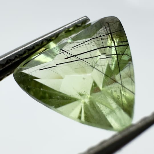 P&eacute;ridot  Rutile vert et noir, Triangle, Pakistan, 10 x 9 x 7 mm, 3.28 ct