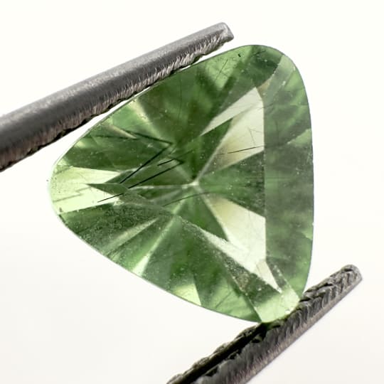 P&eacute;ridot  Rutile vert et noir, Triangle, Pakistan, 8 x 7 x 5 mm, 1.74 ct