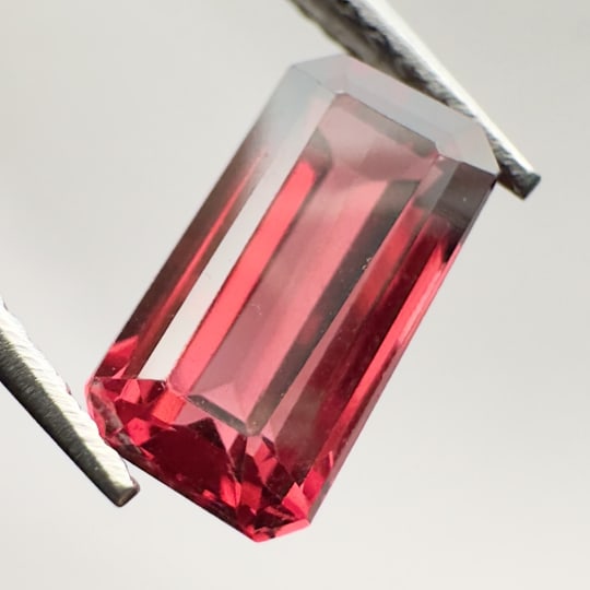 Grenat pyrope octogonal, 9 x 4 mm, 1.91 ct, Mozambique