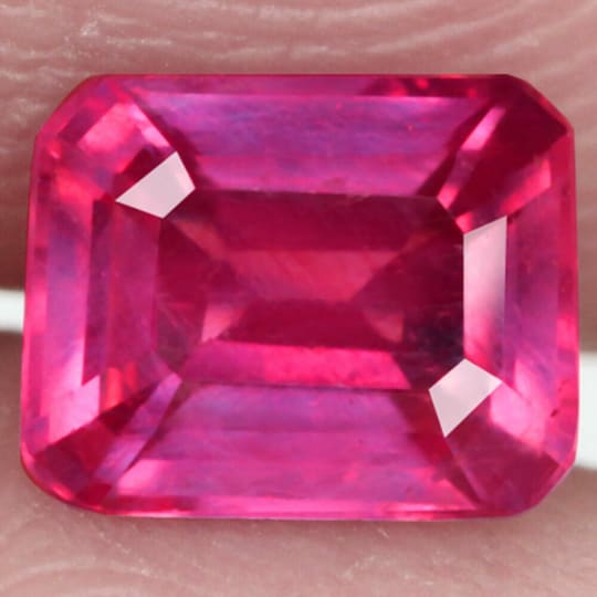 Rubis trait&eacute; Rose rouge, octogonal, trait&eacute;, Mozambique, 1,37 ct, IF