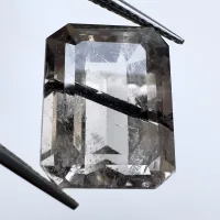 Quartz avec inclusions fum&eacute; avec Actinolite noire, 15 x 12 x 9 mm, 12.70 ct