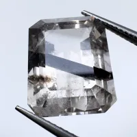 Quartz avec inclusions fum&eacute; avec Actinolite noire, 15 x 12 x 9 mm, 12.70 ct