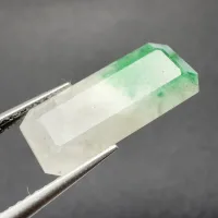 Quartz avec inclusions blanc avec &eacute;meraude sur et &agrave; l'int&eacute;rieur, octogonal, Pakistan, 18 x 7 x 6 mm, 7.88 ct