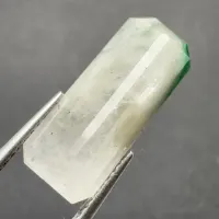 Quartz avec inclusions blanc avec &eacute;meraude sur et &agrave; l'int&eacute;rieur, octogonal, Pakistan, 18 x 7 x 6 mm, 7.88 ct